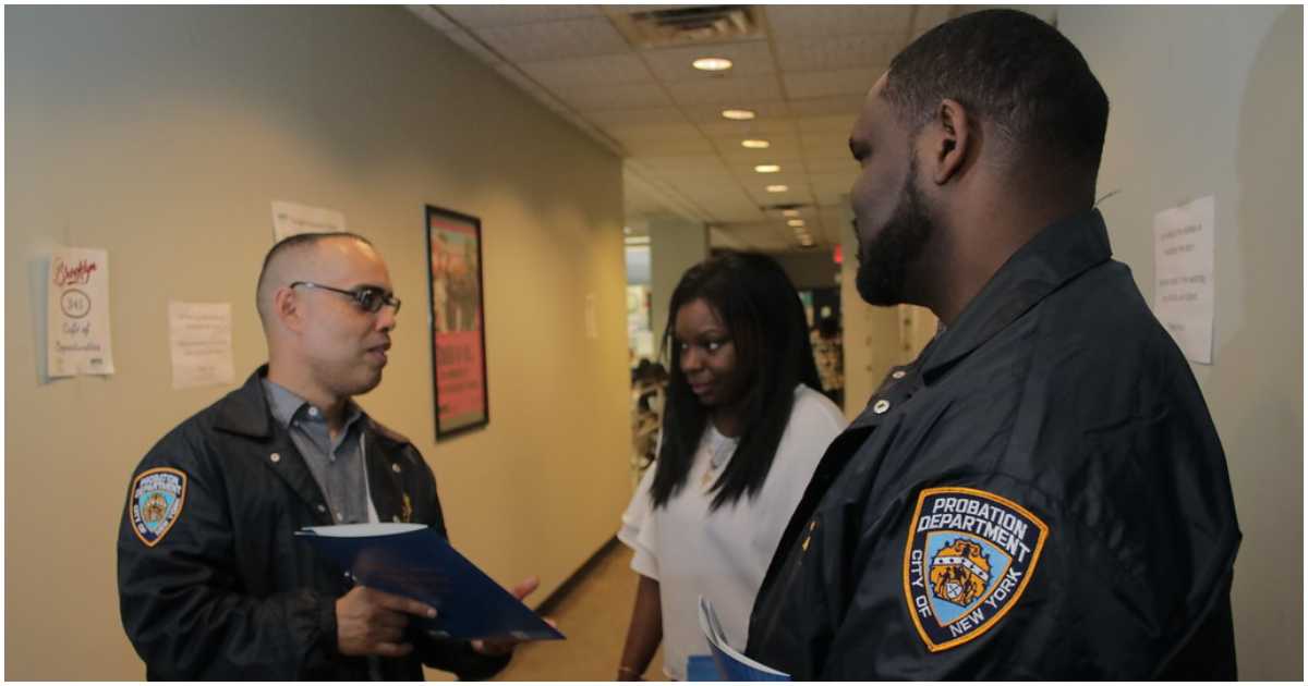 নিউ ইয়র্ক সিটির ডিপার্টমেন্ট অব প্রবেশনের পোশাকধারী দুই কর্মী। ছবি: ফ্লিকার